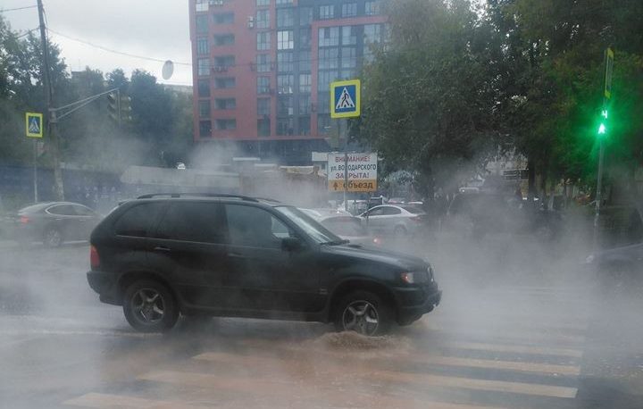 Перекресток улиц Ковалихинской и Семашко затопило горячей водой