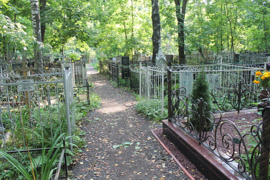 Вандалы разбили кувалдами памятники на нижегородском кладбище