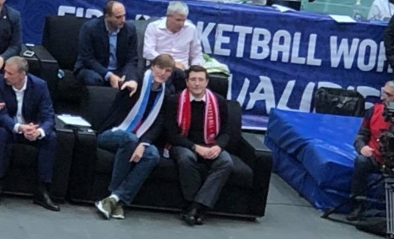 Глеб Никитин пришел на баскетбольный матч сборных России и Бельгии
