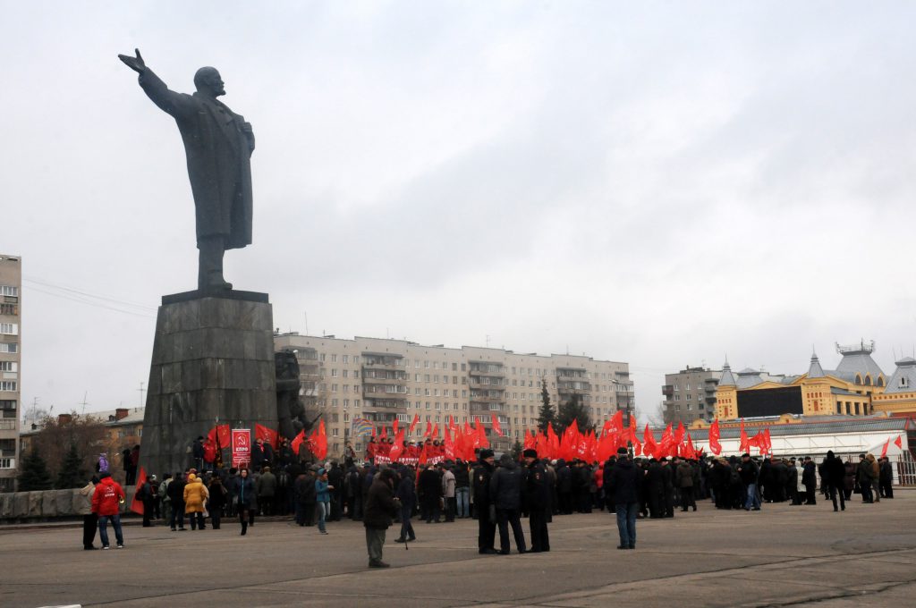 Площадь Ленина «покраснела» (фото)
