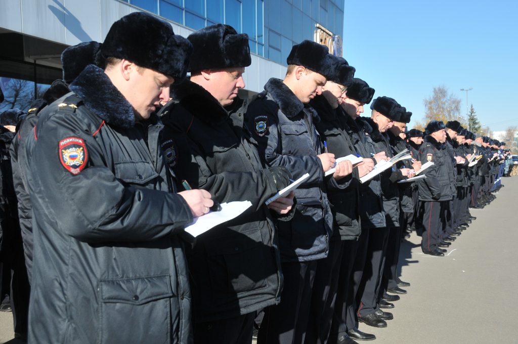 Депутат Государственной Думы Артем Кавинов поздравил сотрудников полиции с их профессиональным праздником