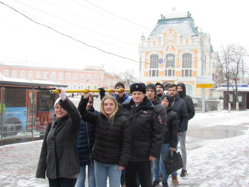 «Крепче держись!» Необычный флешмоб прошел в центре Нижнего Новгорода