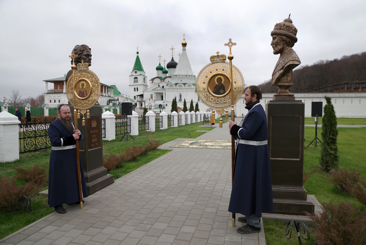 Лавру открыли