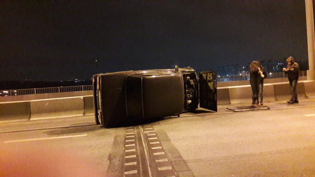 Машина легла на бок на Молитовском мосту (фото)