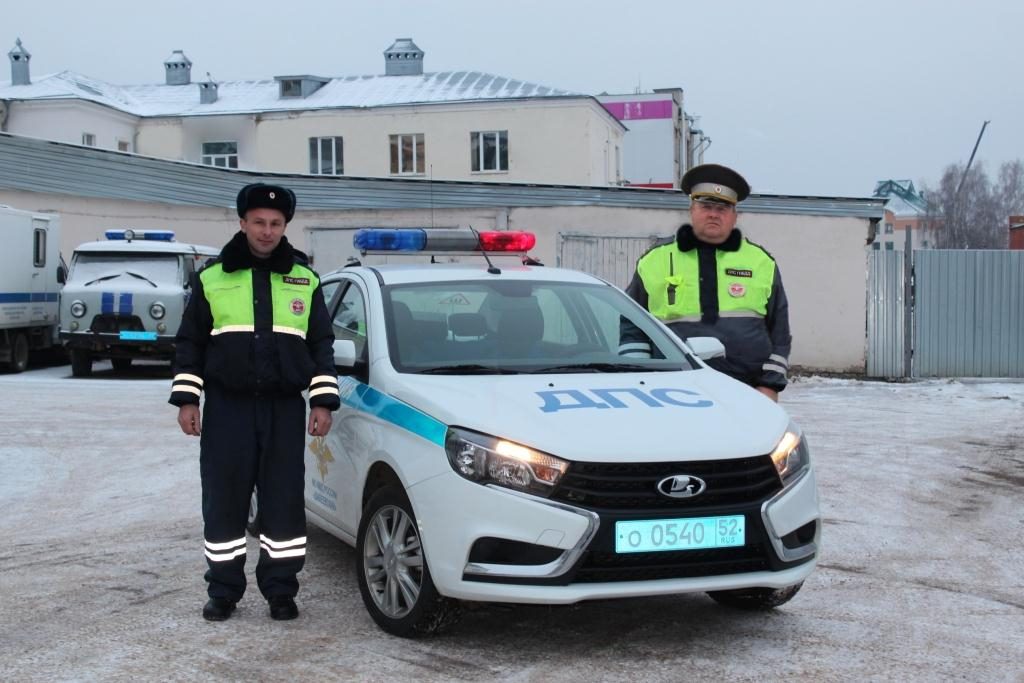 Нижегородские полицейские с помощью верёвки и лестницы спасли двоих провалившихся под лёд мужчин