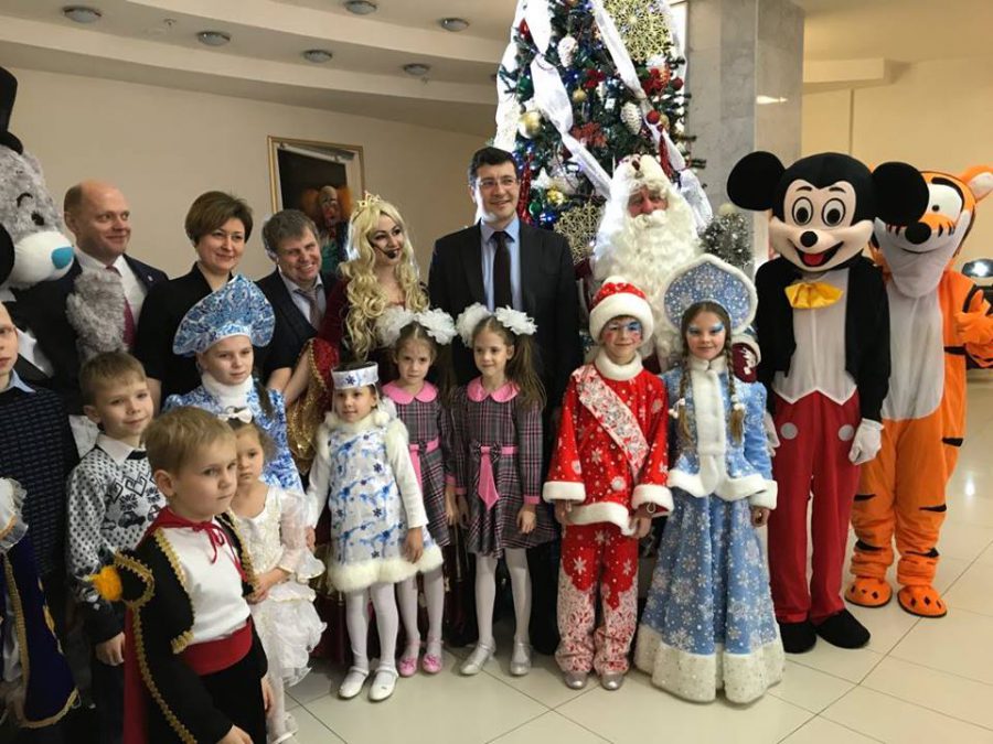Губернаторская елка: Глеб Никитин поздравил ребят из детских домов