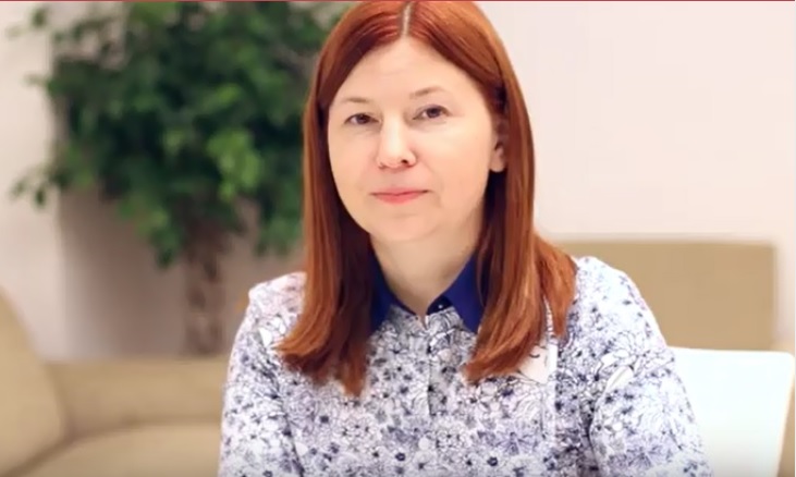 Елизавета Солонченко показала, как «облагородят» синие заборы