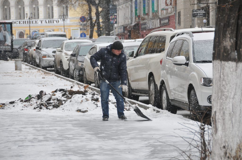 Нижегородцев предупредили об опасности схода снега и наледи с крыш