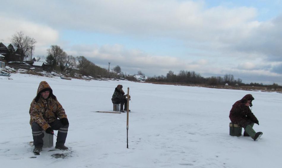 Двое мужчин утонули во время зимней рыбалки на Бору
