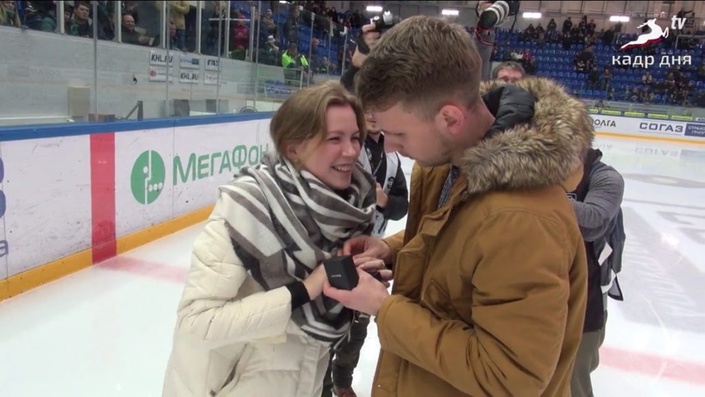 Любовь и лёд. Нижегородец сделал предложение девушке во время матча «Торпедо»