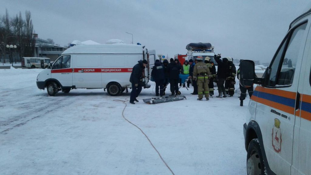 «Спасательная операция заняла около 30 минут». Опубликованы фотографии, как спасали мужчину, спрыгнувшего с Канавинского моста