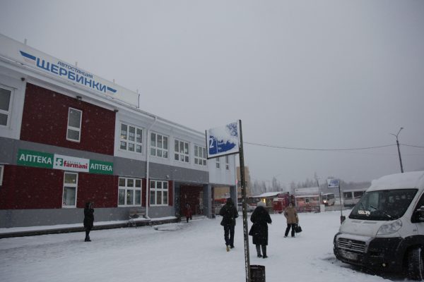 Нижегородцы и гости города в Щербинках мокнут под дождём и снегом в ожидании автобусов