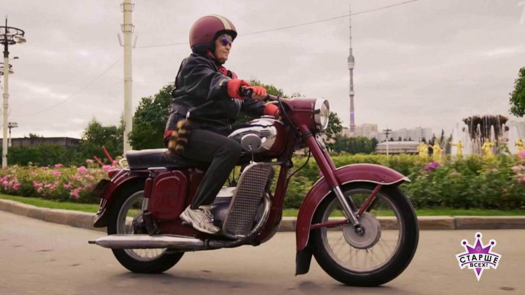 86-летняя нижегородка приехала на встречу с Максимом Галкиным на мотоцикле