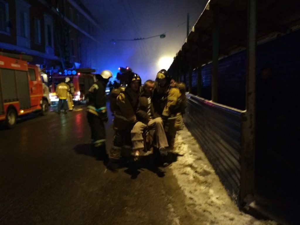 «Огонь перекидывался на жилые квартиры». Крупные пожар произошёл в центре Нижнего Новгорода