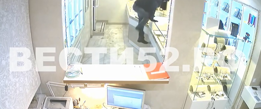 Как домой зашли. Неизвестные вынесли из ломбарда в Дзержинске украшений на 8 млн рублей (видео)