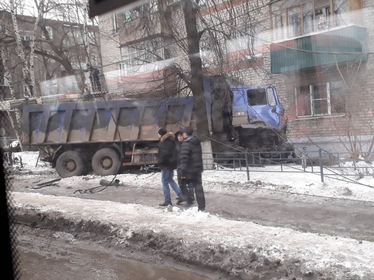 Грузовик «без тормозов» собрал 8 машин и врезался в дом (фото и видео с  места происшествия) | Нижегородская правда