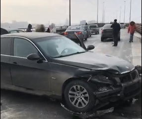 Массовый «замес» из машин перекрыл движение на Борском мосту (видео)