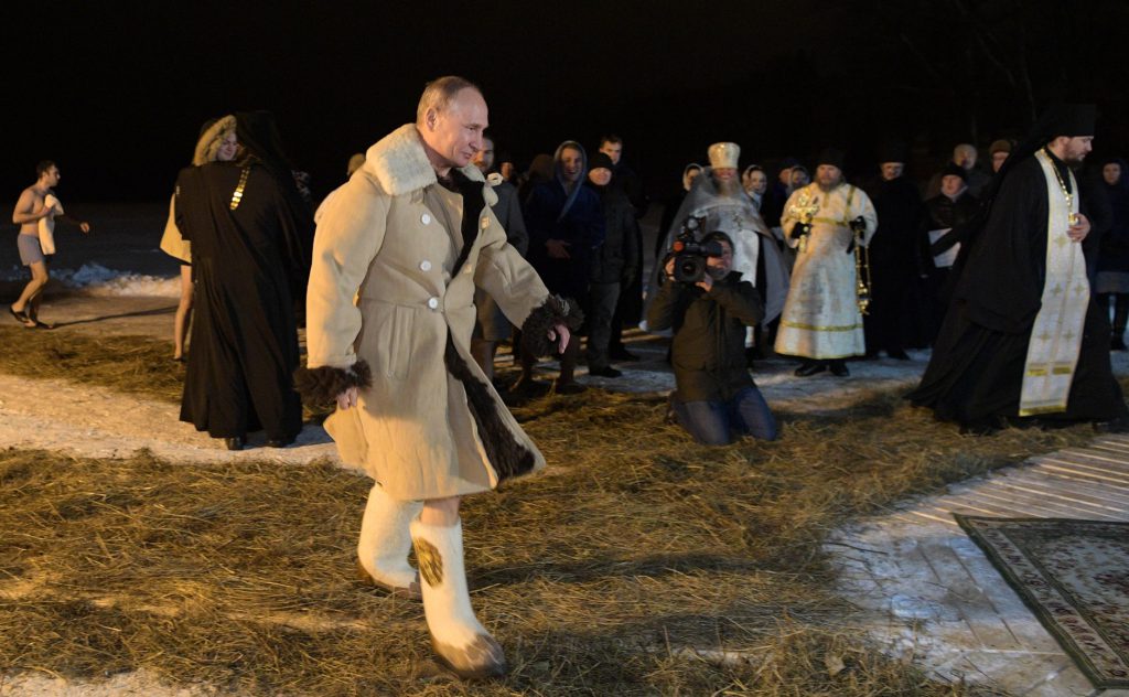 Владимир Путин на Крещение окунулся в прорубь в монастыре на Селигере