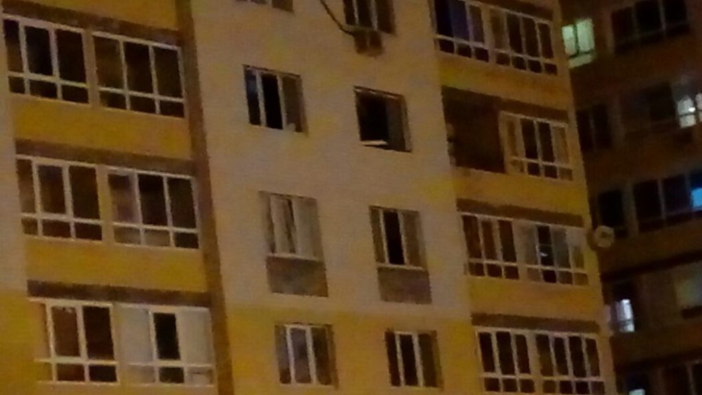 Выбило стекла и покосился лифт. В жилом доме произошел взрыв в Нижнем Новгороде