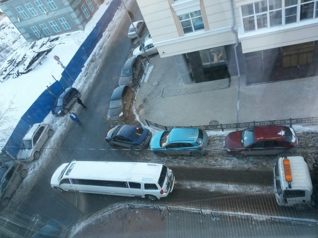 Свадебный лимузин «застрял» на перекрёстке в Нижегородском районе (фото)