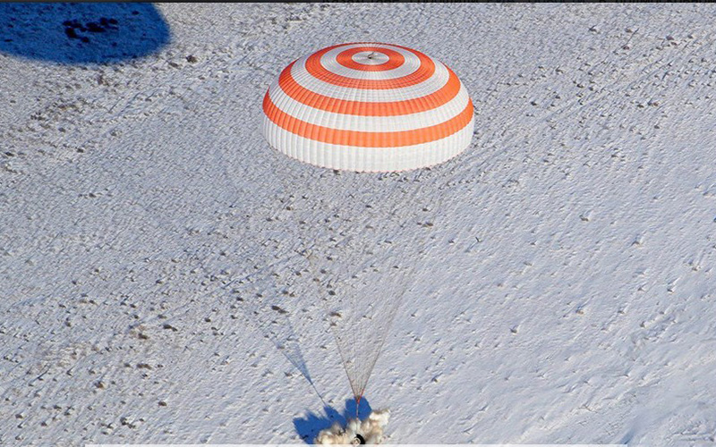 Они вернулись! Три космонавта из экипажа МКС вернулись на Землю на корабле «Союз МС-06».