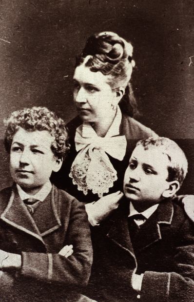 Мать братьев Люмьер - синьора Антонио Люмьер (с сыновьями)