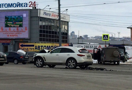 «Две дамы не поделили дорогу». Infiniti и Hyundai столкнулись на Сормовском шоссе