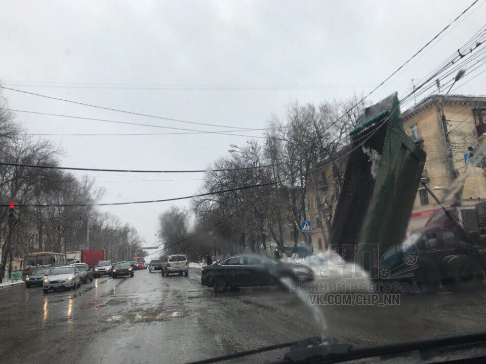 КамАЗ «собрал» провода в центре Нижнего Новгорода