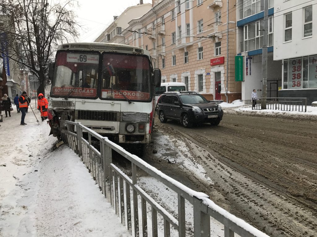 Маршрутка снесла ограждение в центре Нижнего Новгорода