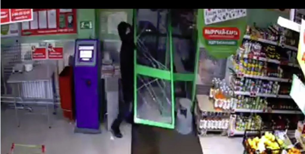 Выбил автоматические двери. Опубликовано видео дерзкого ограбления магазина в Дзержинске