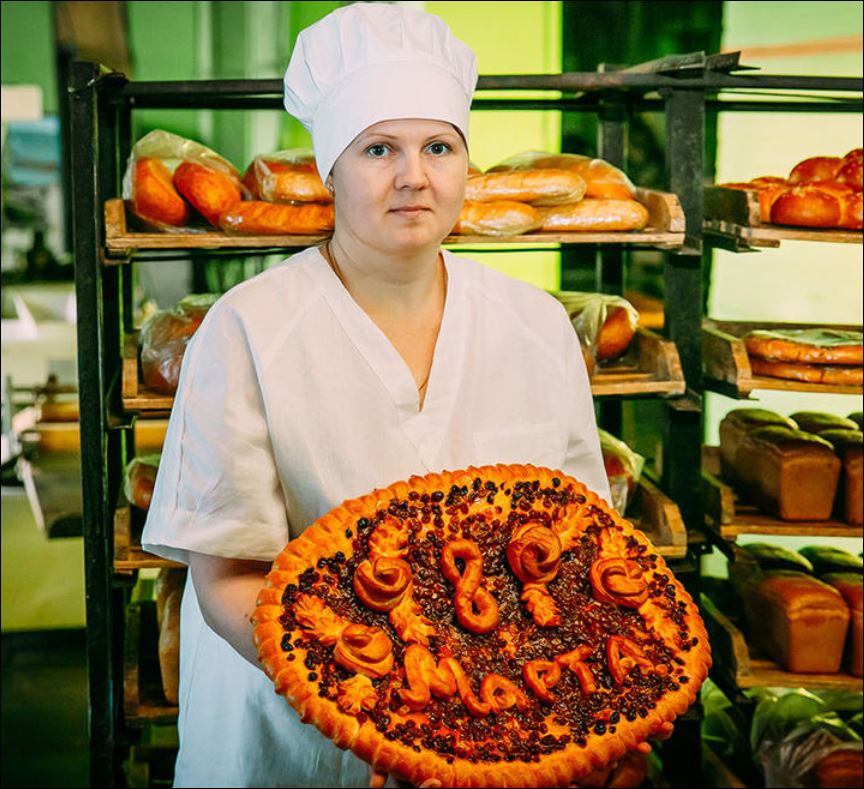 Ирина Ивановна печет хлеб на Арьёвском хлебозаводе. Особенно удаются ей пироги и разная выпечка