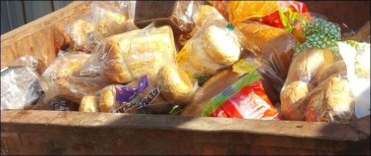 Около 50 буханок хлеба выбросили на помойку в Нижнем Новгороде