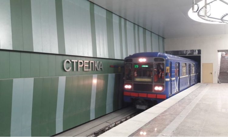 На станцию метро «Стрелка» прибыл первый поезд