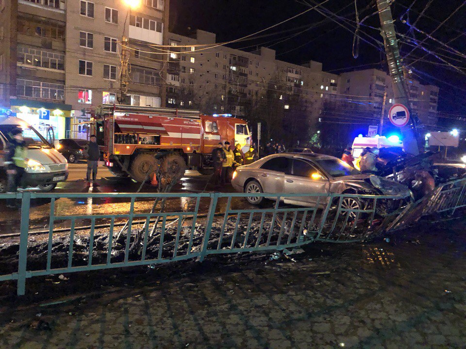 «Машину раздавил о столб». Молодая женщина погибла в страшном ДТП в Дзержинске