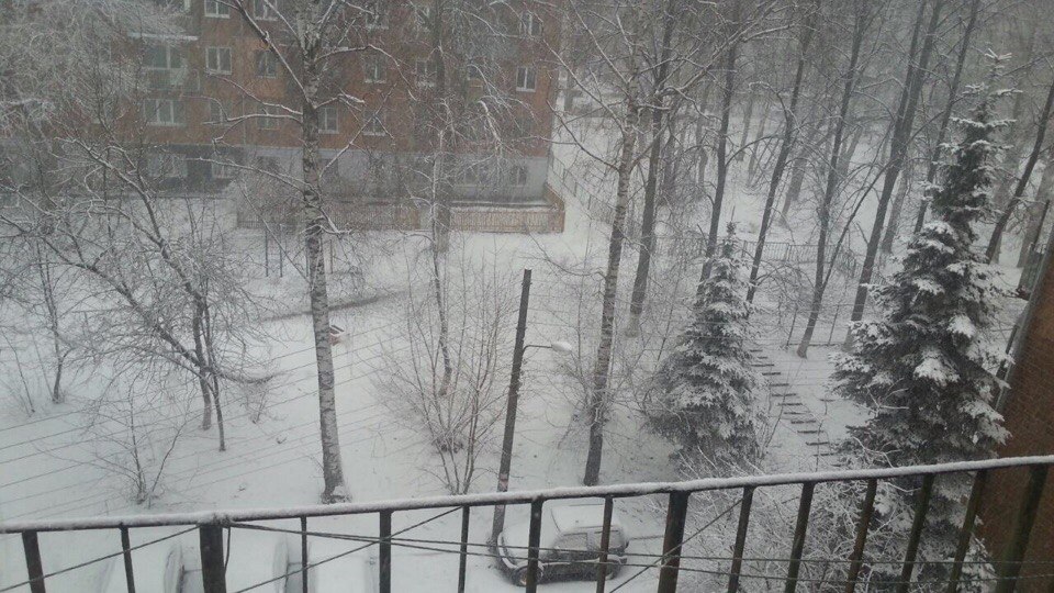 Зима не отпускает. Утренний снегопад парализовал движение в Нижнем Новгороде