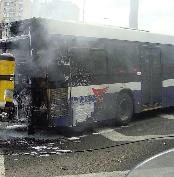 Автобус снес фонарный столб в Нижнем Новгороде
