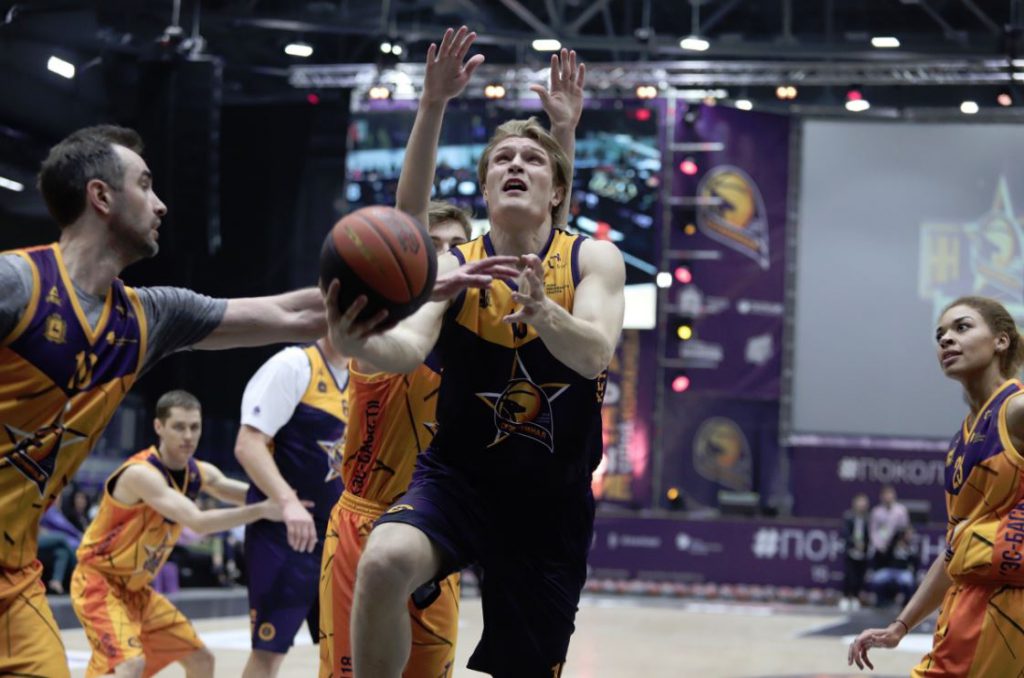 Звезды «Движения вверх» и нижегородские чиновники сыграли в баскетбол со своими детьми