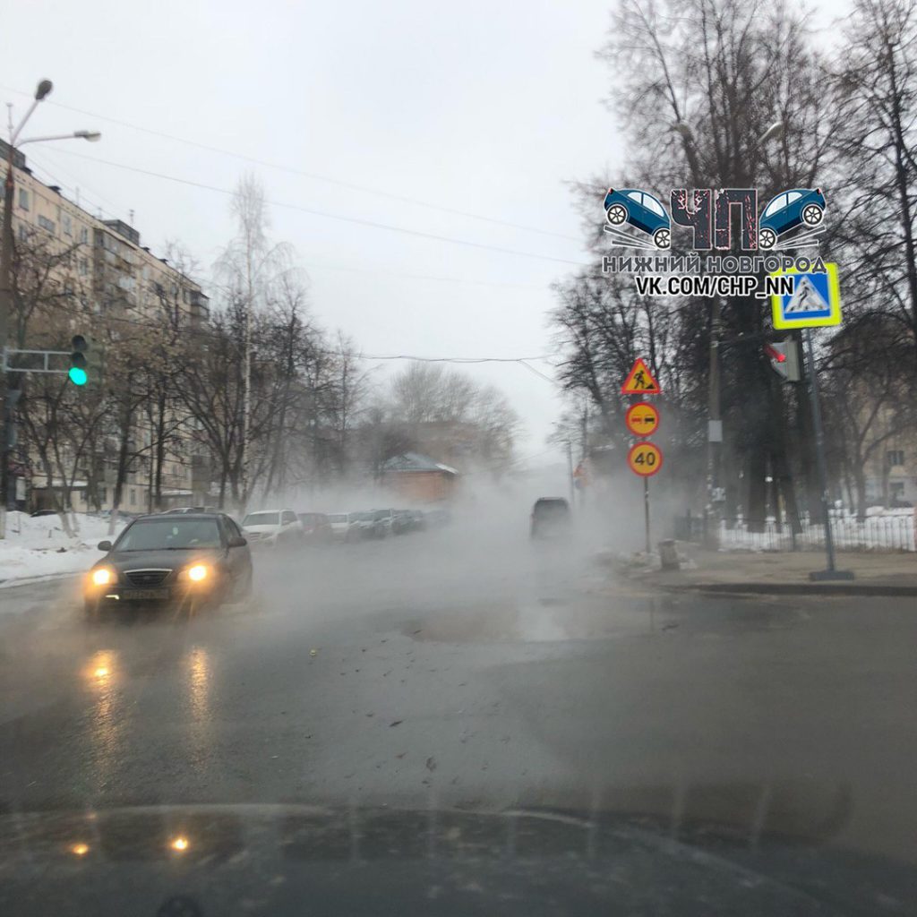 Центр города в тумане. На улице Нестерова опять прорвало трубу