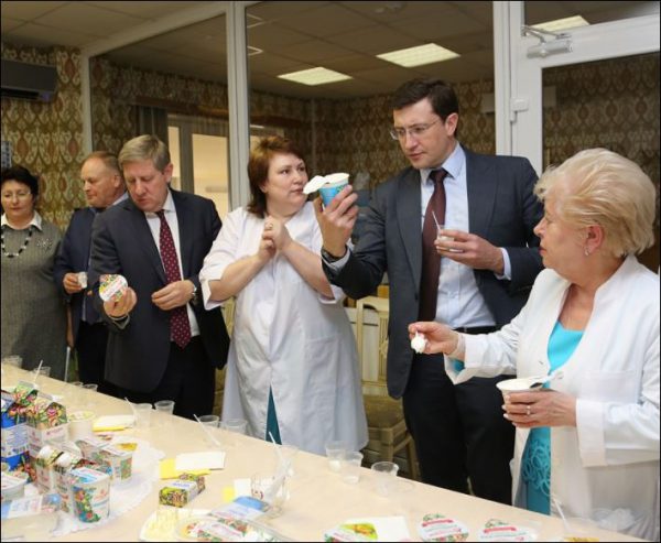 Глеб Никитин поручил усилить меры по борьбе с молочным фальсификатом