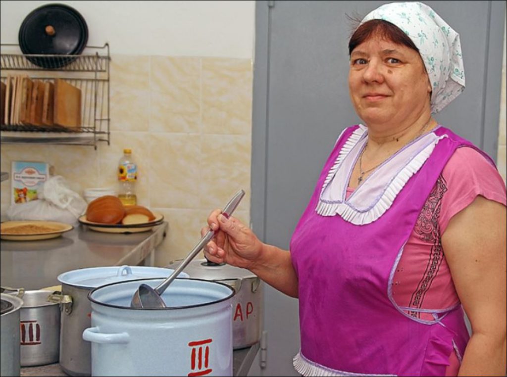 Лидия Сырова каждое утро спешит в школу, чтобы накормить детей