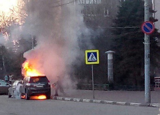 Автомобиль главы Сормовского района вспыхнул у здания администрации
