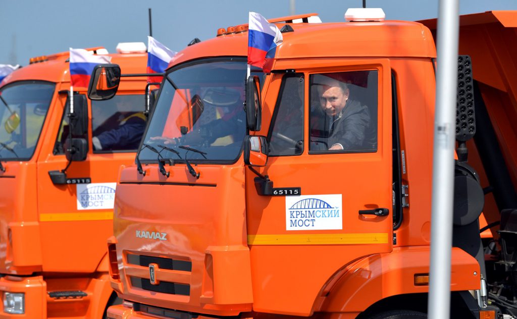 Он сказал: «Поехали!» Владимир Путин проехал по Крымскому мосту‍на «КамАЗе» за 16 минут