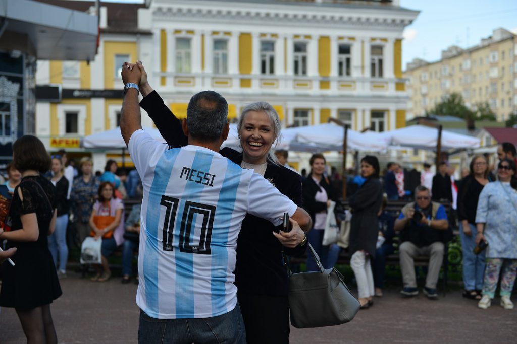 Ольга Гусева и фанат Месси станцевали аргентинское танго в центре Нижнего Новгорода
