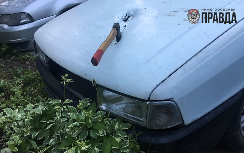 Топор войны: в Нижнем Новгороде неизвестные изрубили автомобиль на парковке.