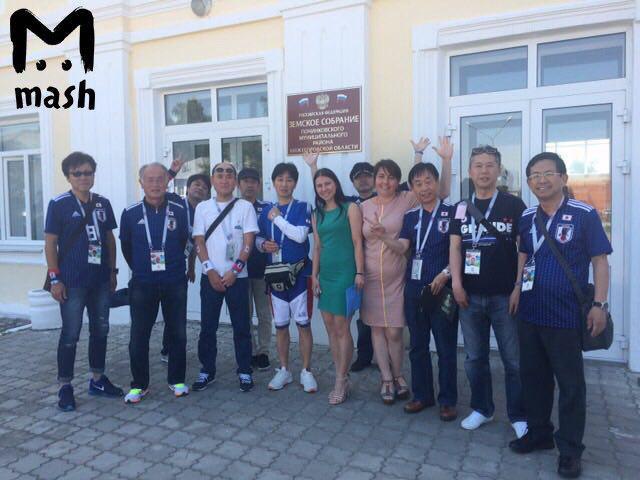 Японским болельщикам провели внезапную экскурсию по администрации Починковского района