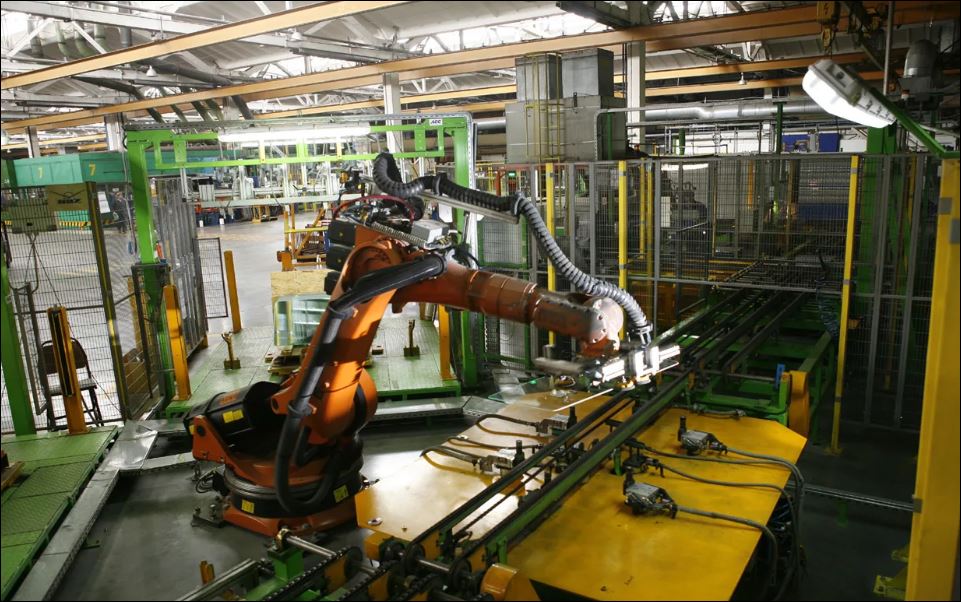 На Борском стекольном заводе работают «пришельцы и роботы»