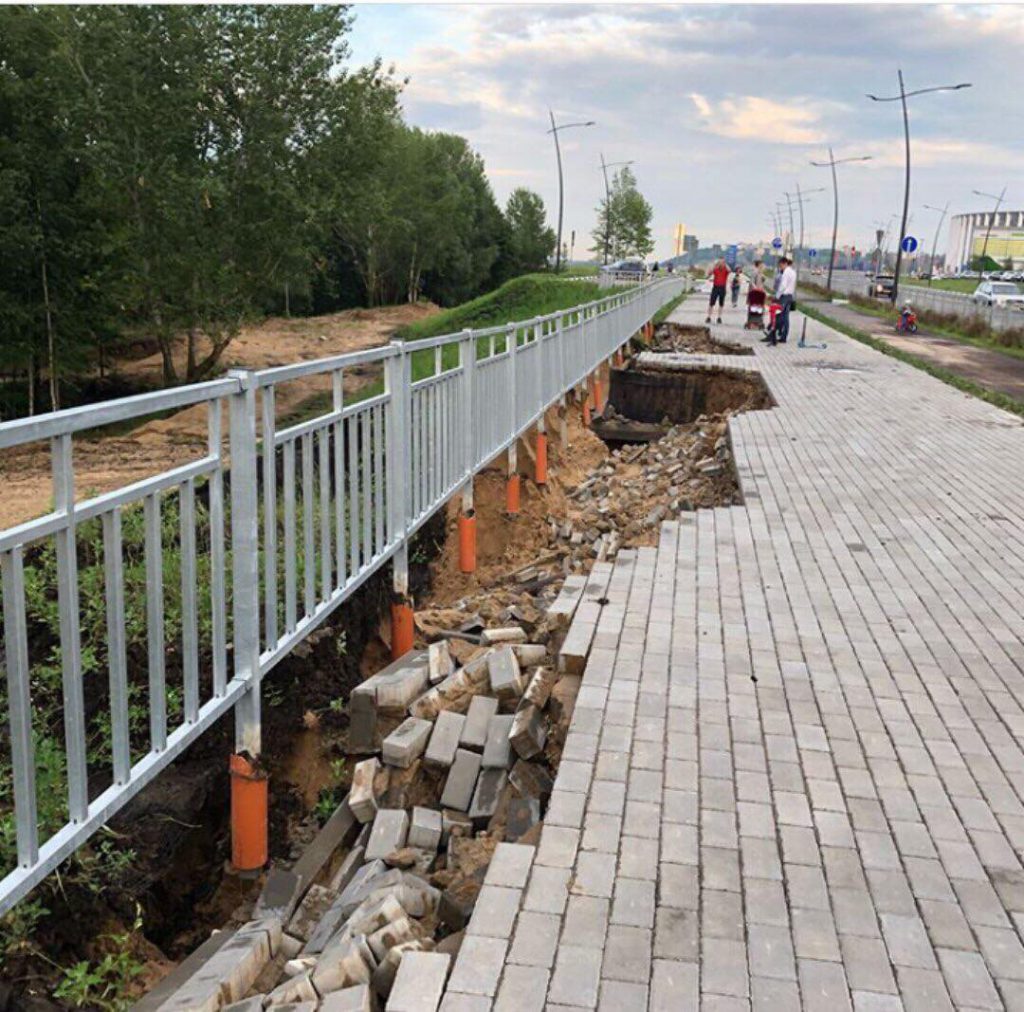 Сильный ливень смыл дорогу в Нижнем Новгороде