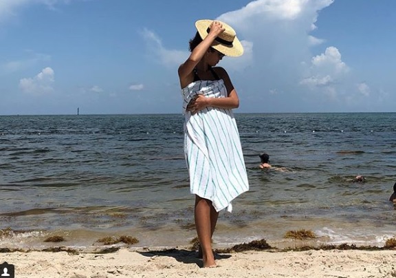 Екатерина Одинцова на пляже — волнуется даже море