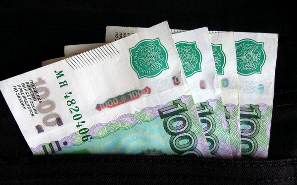 Бывший полицейский пойдет под суд за взятку в 1,5 млн рублей