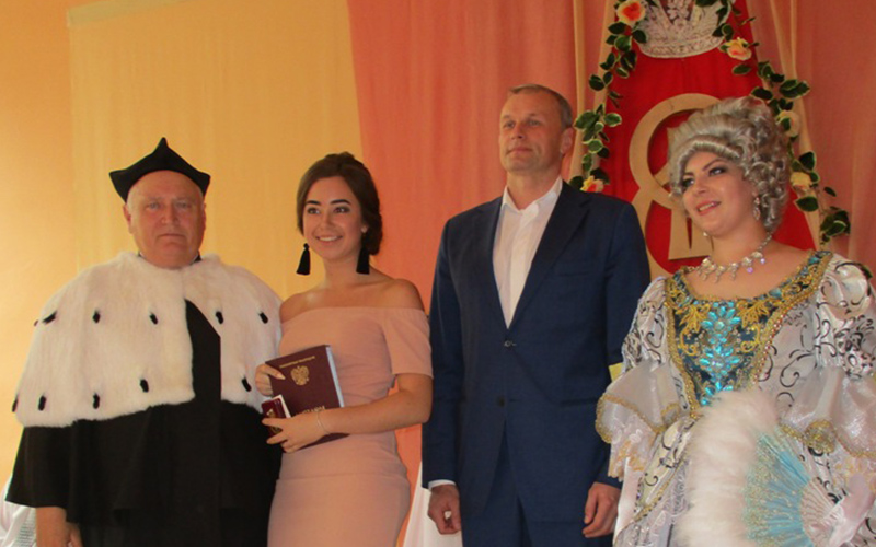Дмитрий Сватковский вручил дипломы выпускникам княгининского университета в рамках костюмированного «Екатерининского бала»